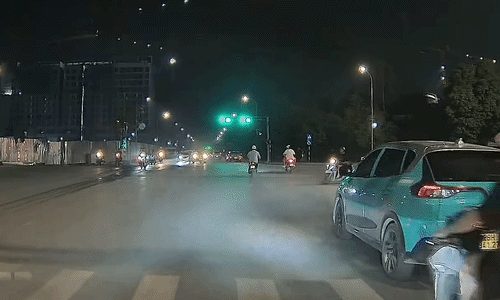 Hai xe máy lao vào nhau ở ngã tư
