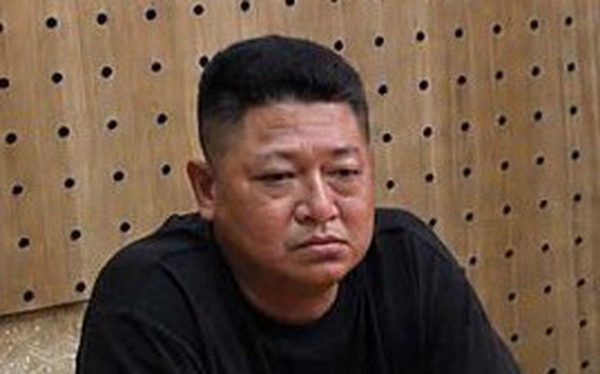 Hai xe va quẹt, tài xế nam đấm đá, rút chìa khóa, ép người phụ nữ đưa tiền