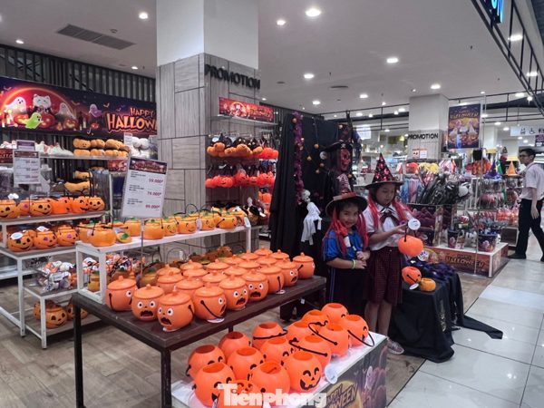 Halloween cận kề, thị trường đồ 'giả ma' vẫn ế chỏng