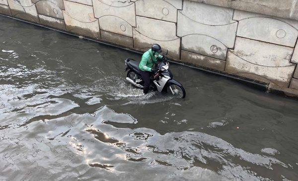 Hầm chui cửa ngõ TP.HCM lại ngập sau mưa lớn