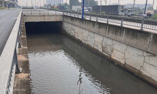 Hầm chui cửa ngõ TP HCM ngập gần nửa mét