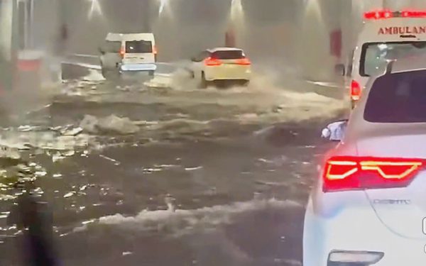 Hầm chui nút giao An Phú TP.HCM ngập, phải đóng tạm