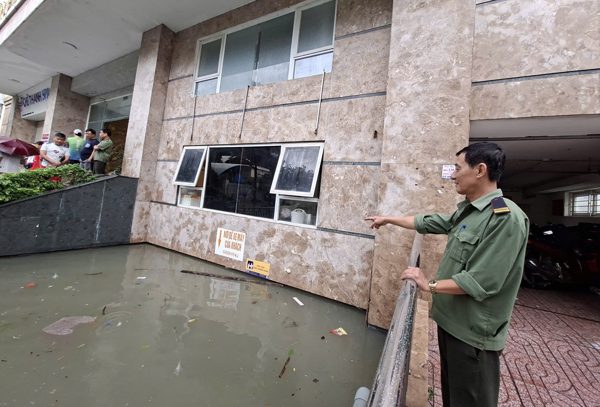 Hầm chung cư ngập sâu 2m, khoảng 30 xe máy cùng nhiều tài sản bị nhấm chìm