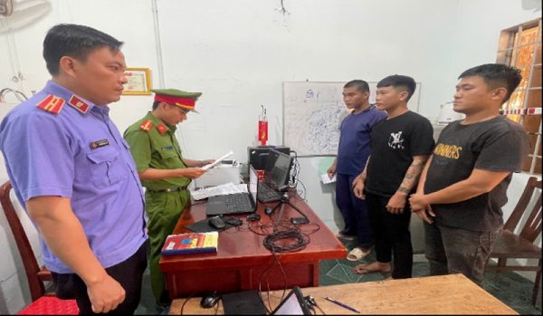 Hăm dọa đòi nợ thuê, tiện tay bắt luôn 3 con gà