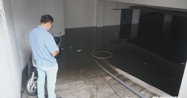 Hầm xe khu dân cư cao cấp ở TP.HCM ngập ngang cổ, sáng nay vẫn bơm nước cứu xe