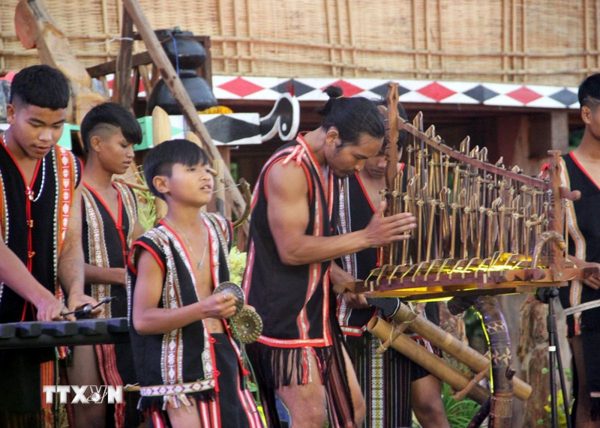 Hân hoan Lễ mừng nhà rông mới dưới chân núi lửa Chư Đang Ya