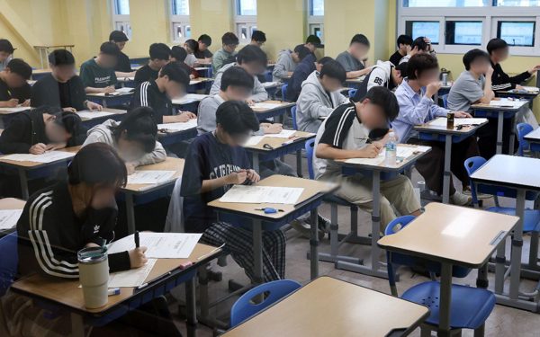 Hàn Quốc siết kiểm tra kính của thí sinh để ngăn gian lận thi đại học