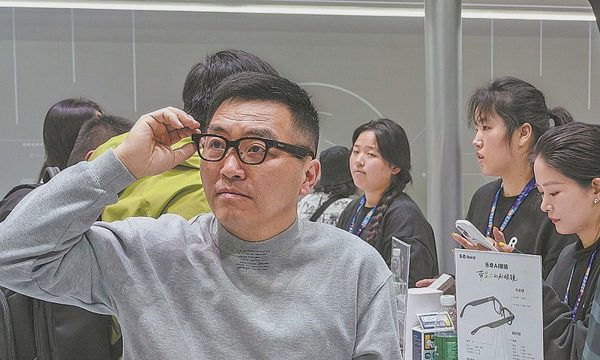 Hàn Quốc siết quy chế thi vì thí sinh dùng kính AI gian lận