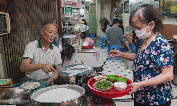Hàng bánh cuốn 'vợ chồng' giá bán 15.000 đồng trong ngõ ở Hà Nội