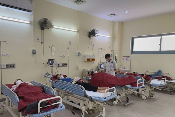 Hàng chục công nhân may mặc nhập viện cấp cứu, nghi ngộ độc thực phẩm