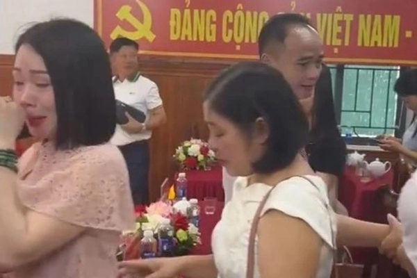 Hàng chục giáo viên bật khóc trong ngày chia tay hiệu trưởng gắn bó 14 năm