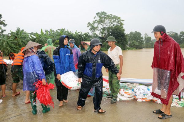 Hàng chục hộ dân Hà Nội phải sơ tán do mưa lũ, nước sông dâng cao