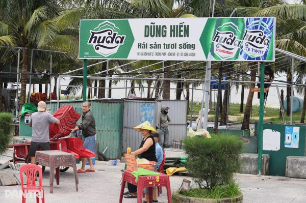 Hàng chục hộ kinh doanh ven biển Nhật Lệ đồng loạt tháo dỡ hàng quán