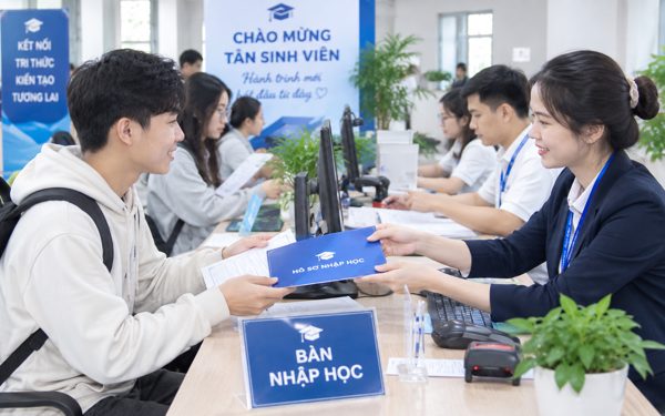 Hàng chục ngàn sinh viên bỏ học mỗi năm: Do học phí cao hay đầu vào quá dễ?
