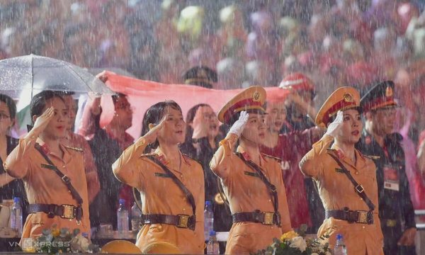 Hàng chục nghìn khán giả đội mưa hát 'Quốc ca' ở concert Tổ quốc trong tim