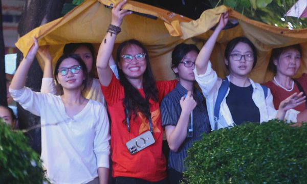 Hàng chục nghìn khán giả đội mưa xem concert 'Tổ quốc trong tim'
