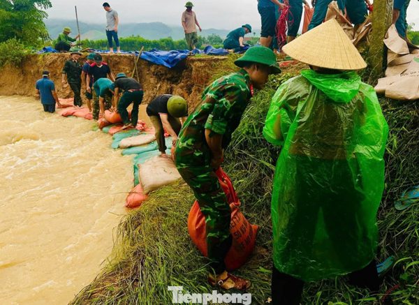 Hàng chục người đội mưa gia cố đập Khe Dứa