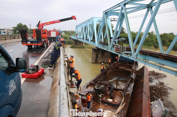 Hàng chục người 'gỡ' sà lan mắc kẹt dưới hai cây cầu ở Quảng Trị