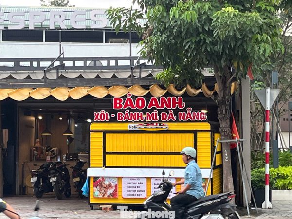 Hàng chục người nghi bị ngộ độc sau khi ăn bánh mì từ xe đẩy ở TPHCM