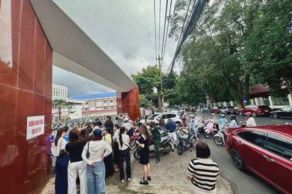 Hàng chục phụ huynh đi họp muộn 15 phút, trường đóng cổng không cho vào