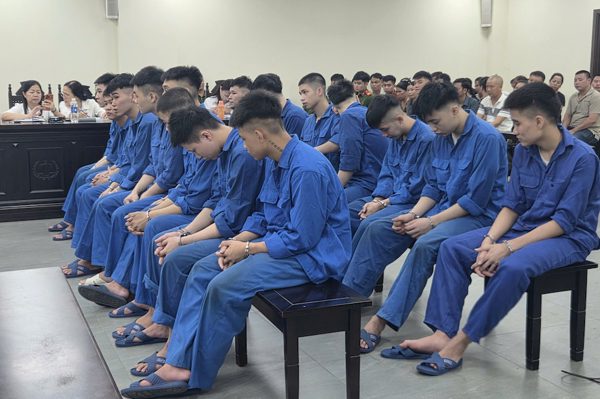 Hàng chục thanh niên mang kiếm, gạch rượt đuổi, chém nhau trong đêm ở Hà Nội