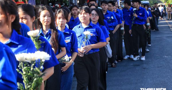 Hàng dài người cầm hoa trắng tiễn các liệt sĩ về nơi an nghỉ