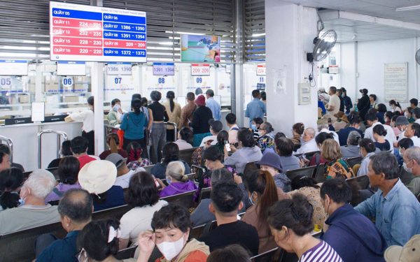 Hàng dài người chờ khám tại nhiều bệnh viện TP.HCM, bệnh viện Chợ Rẫy 'phá kỷ lục lịch sử'