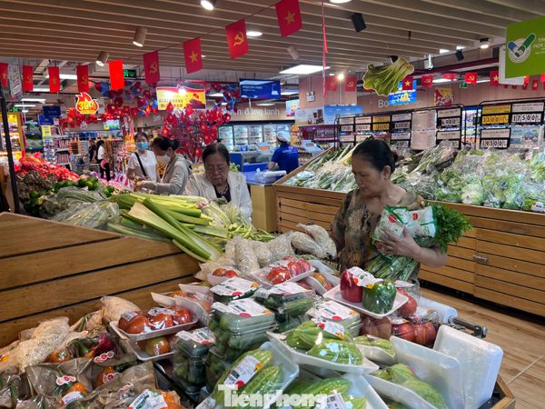 Hàng hóa dồi dào, giá mềm chờ 'thượng đế' mua sắm