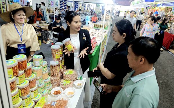 Hàng loạt đặc sản vùng miền, sản phẩm OCOP 'chào hàng' người dân TP.HCM