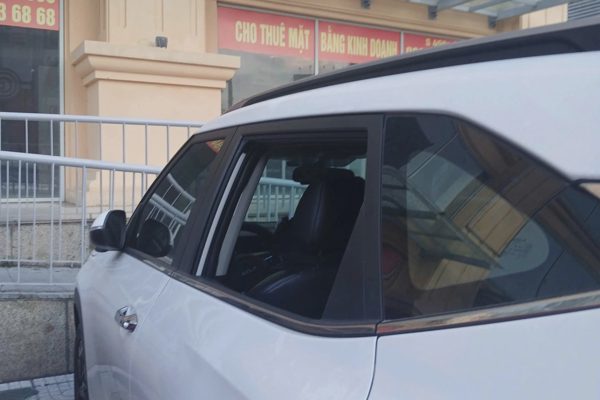 Hàng loạt ô tô đậu ở sân chung cư bị đập vỡ kính