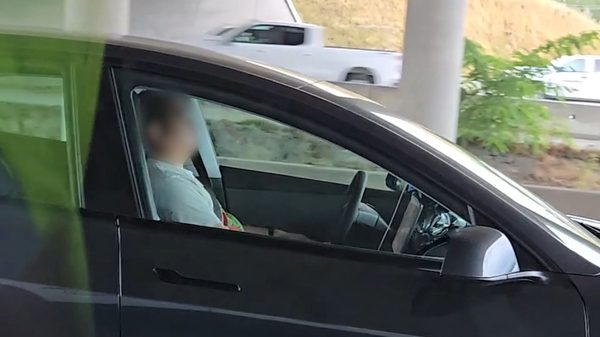 Hàng loạt tài xế Tesla ngủ gật, mặc xe tự lái gây lo ngại ở Mỹ