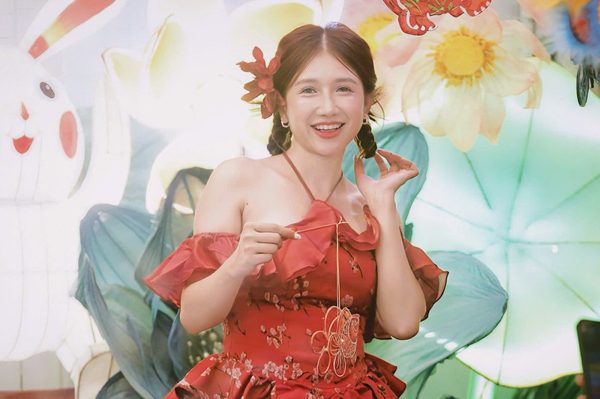 Hàng Mã lên đèn, nàng thơ chen chân chụp ảnh Trung thu sớm