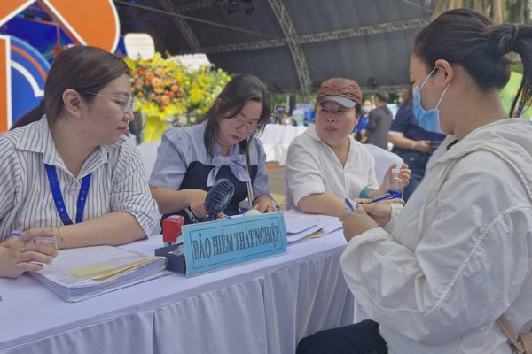 Hàng ngàn lao động bị thu hồi tiền trợ cấp thất nghiệp đã nhận