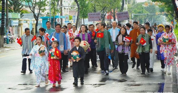 Hàng ngàn người mặc áo dài, áo bà ba, kimono, happi… diễu phố Cần Thơ