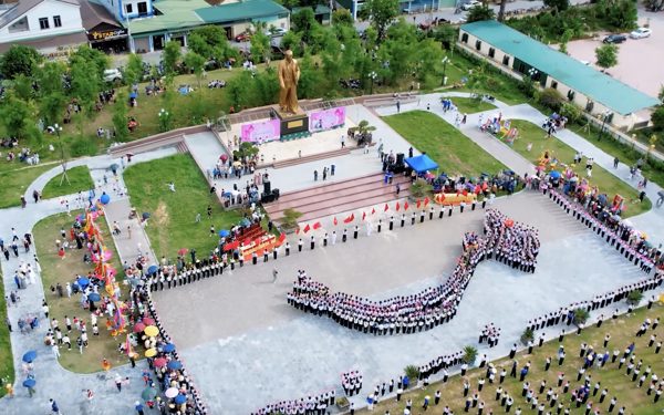 Hàng ngàn thiếu nhi tạo hình Tổ quốc trên quê hương Bác Hồ