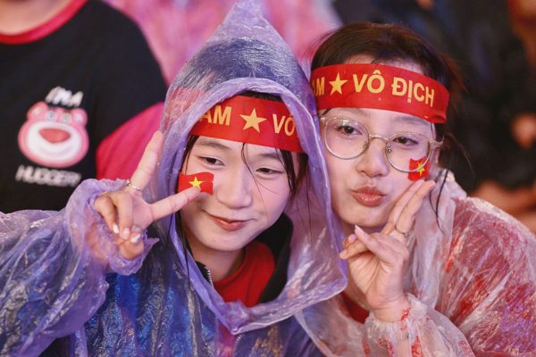 Hàng nghìn CĐV TPHCM "đội mưa" tiếp sức tuyển Việt Nam