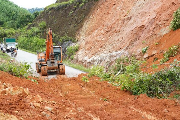 Hàng nghìn khối đất đá sạt lở khiến quốc lộ 48 bị chia cắt