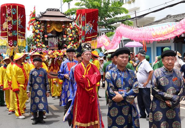 Hàng nghìn người đón đoàn Nghinh Ông trên biển về Lăng Ông Thủy Tướng
