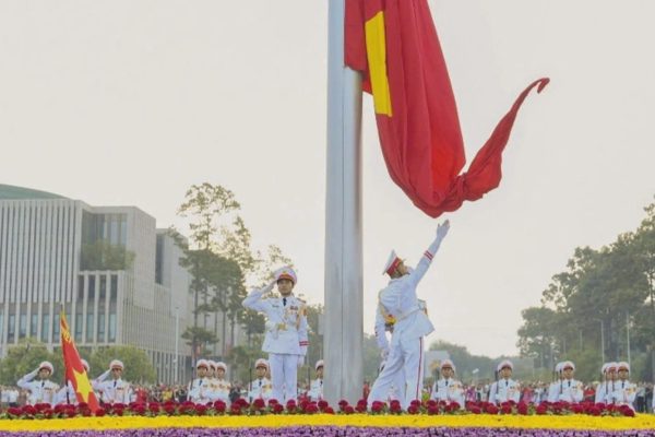Hàng nghìn người dự Lễ Thượng cờ tại Quảng trường Ba Đình sáng 2/9