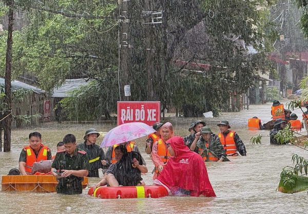 Hàng nghìn người Lạng Sơn chạy lũ