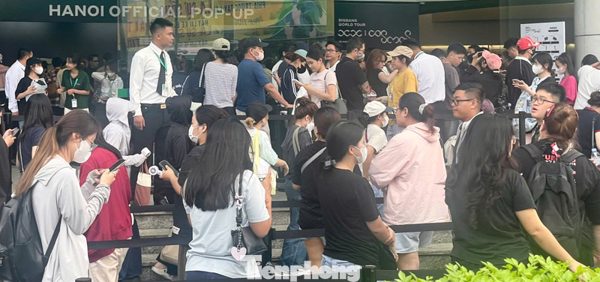 Hàng nghìn người ngồi vạ vật xuyên trưa ở 89 Láng Hạ