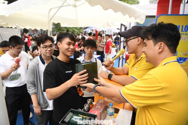 Hàng nghìn người săn quà từ các ngân hàng tại Sóng Festival 2026