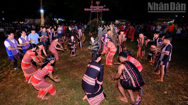 Hàng nghìn người tham dự Tuần lễ "Phú Riềng Đỏ"
