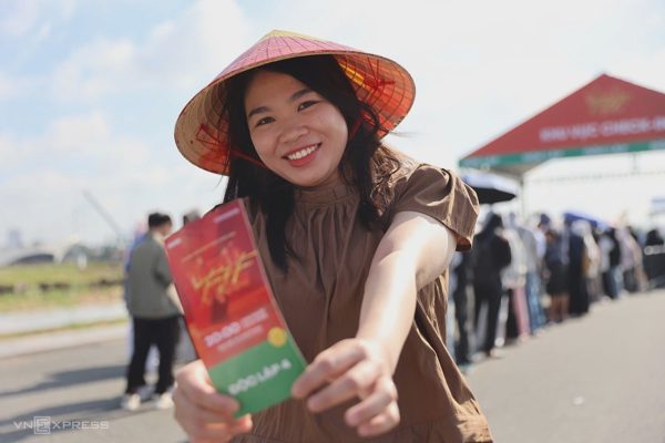 Hàng nghìn người trẻ xếp hàng nhận vé concert 'Tổ quốc trong tim'