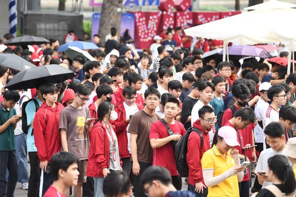 Hàng nghìn sinh viên đổ về phố Trần Nhân Tông check-in Sóng Festival