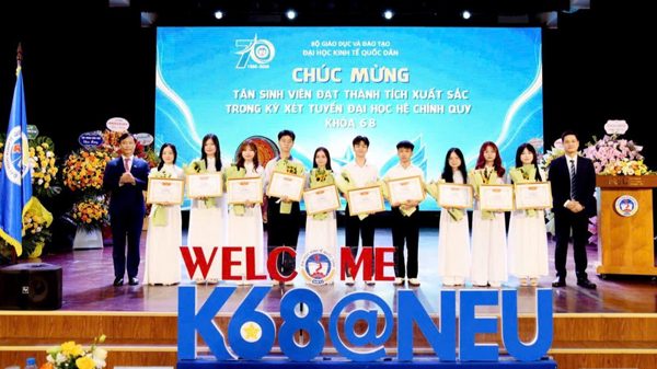 Hàng nghìn tân sinh viên bước vào năm học mới