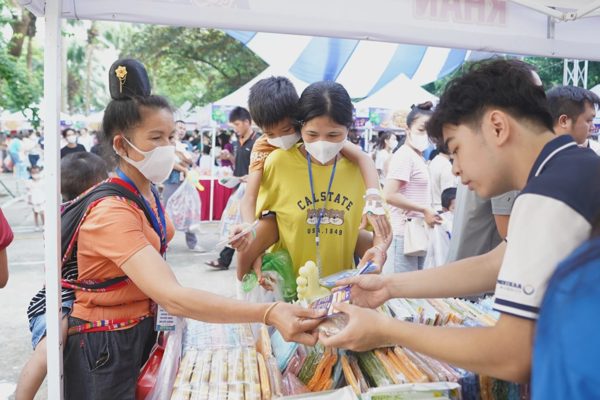 Hàng nghìn trẻ em vui Tết Trung thu tại các bệnh viện