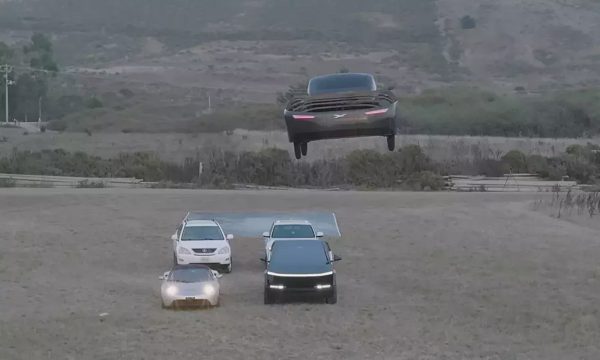 Hãng ôtô bay đầu tiên của Mỹ 'gạ' Elon Musk đua xe