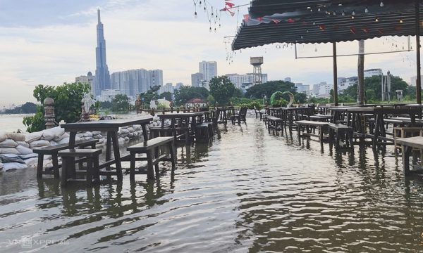 Hàng quán ế ẩm, người dân đảo lộn sinh hoạt ngày triều cường đạt đỉnh