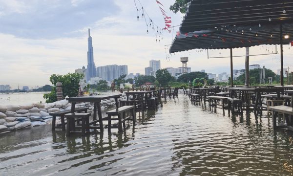 Hàng quán ở TP HCM ế ẩm trong ngày triều cường đạt đỉnh